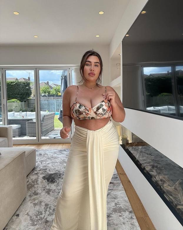 FOTO 'Bolje da ljulja nego... ' Izvijala se na bazenu, a kad su došli paparazzi - izbacila guzu