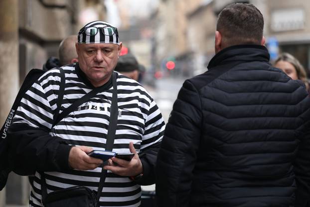 Zagreb: Okupljanje članova A-HSP-a pod vodstvom Dražena Keleminca ispred središnjice HDZ-a