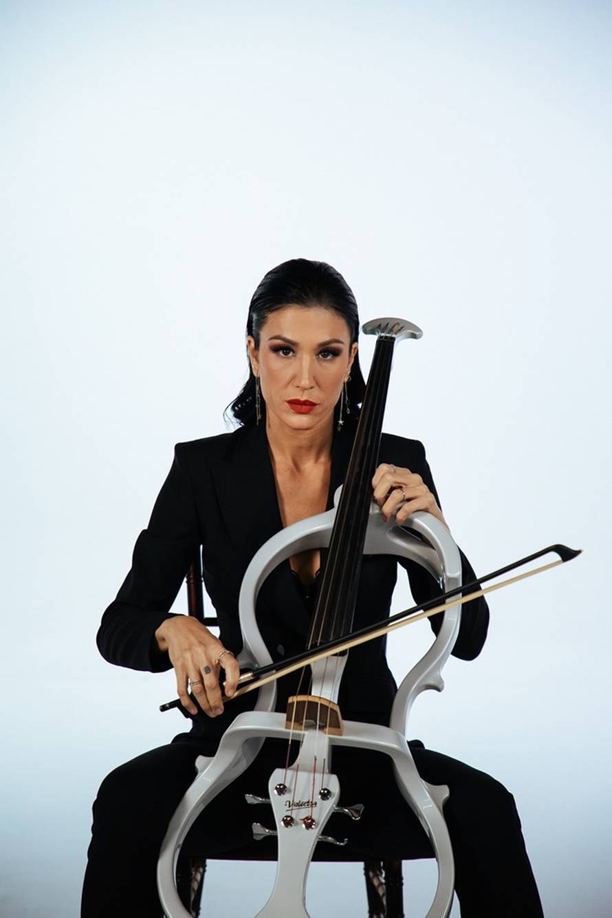 Ana Rucner za Valentinovo i 40. rođendan predstavila je svoju novu pjesmu 'Strah od ljubavi'