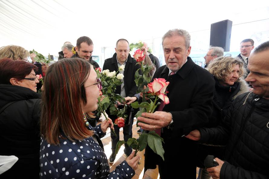 Zagreb: GradonaÄelnik Milan BandiÄ dijelio ruÅ¾e povodom Valentinova
