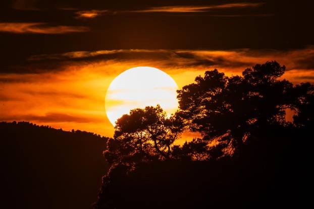 Split: Zalazak sunca iznad uvale Kašjuni