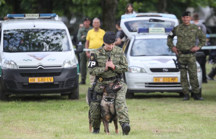 Zagreb: Pokazna vježba upotrebe vojnih pasa povodom Dana oružanih snaga RH