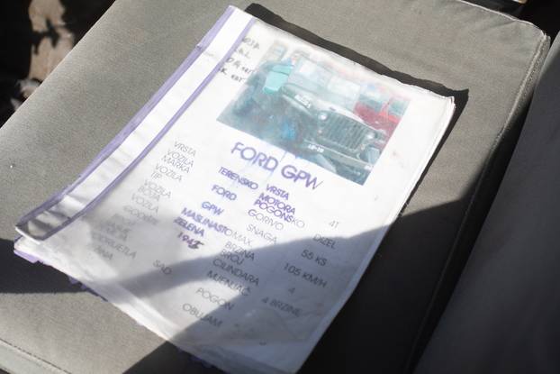 Osijek: Izložba oldtimer vozila ispred Gospodarskog centra