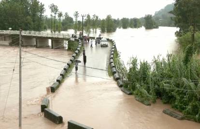 U Indiji zbog poplava i klizišta stradalo najmanje 50 ljudi