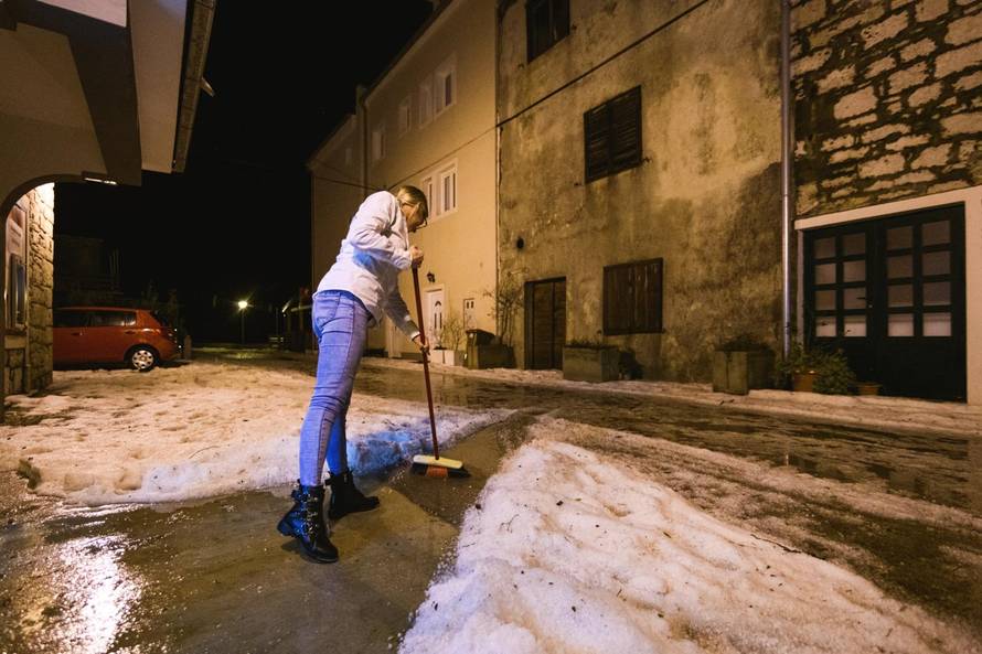 Tuča je pogodila Jadran: 'Aute smo morali izvlačiti bagerima'