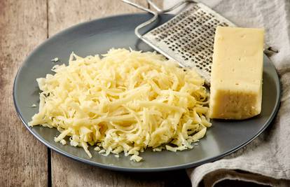 Prije zamrzavanja sir naribajte, tako će izdržati i do pola godine