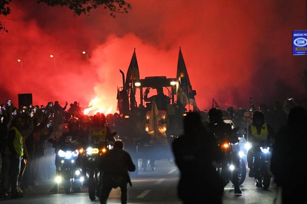 Veliki broj građana u Novom Sadu, dočekuje studente