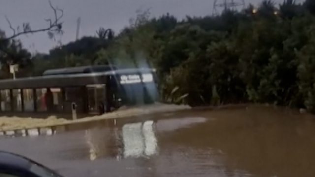 Velike poplave: Vozač autobusa odbio je ići zaobilaznicom pa je vozio kroz poplavljeno područje