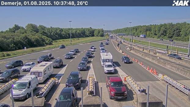 FOTO Kreće udarni vikend, kod Lučkog se zagužvalo: Kolone su prema moru, vozi se usporeno