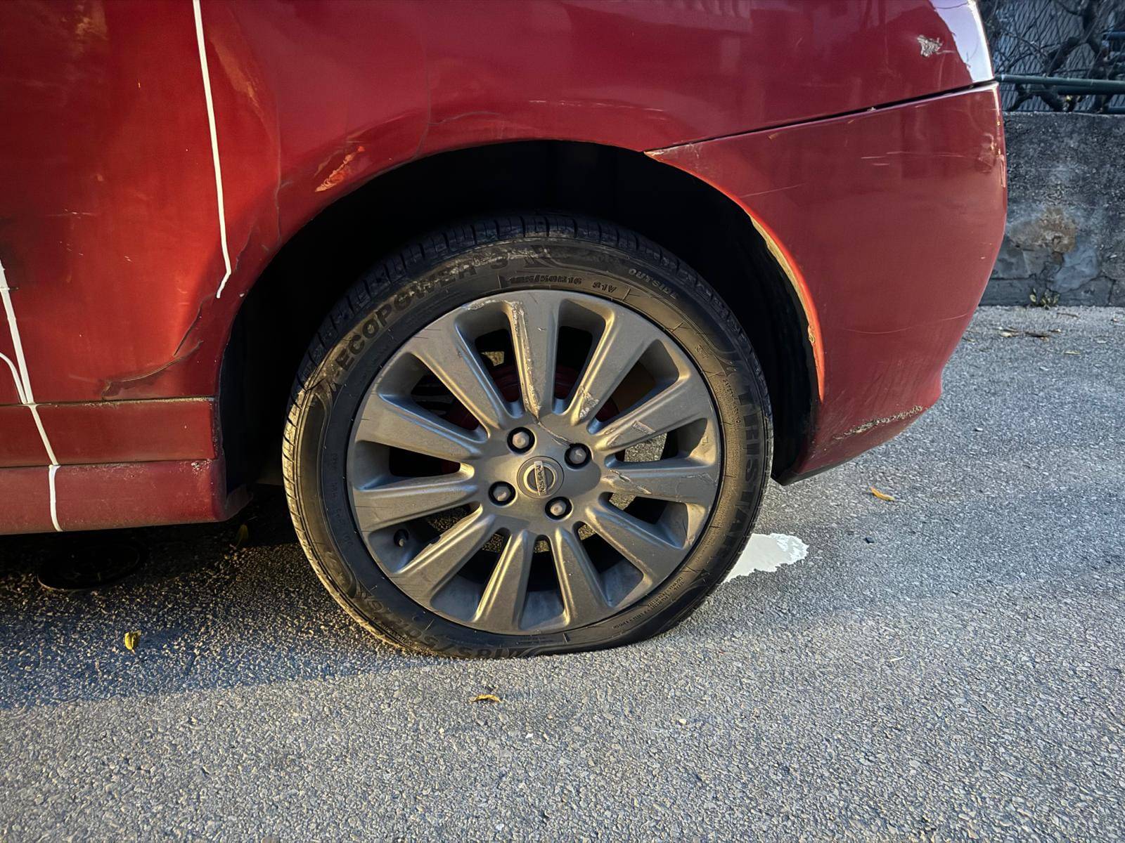 FOTO Vandalizam u Zadru: Auto zalio bojom i izbušio mu gume. Vlasnica: 'Neće me zastrašiti!'