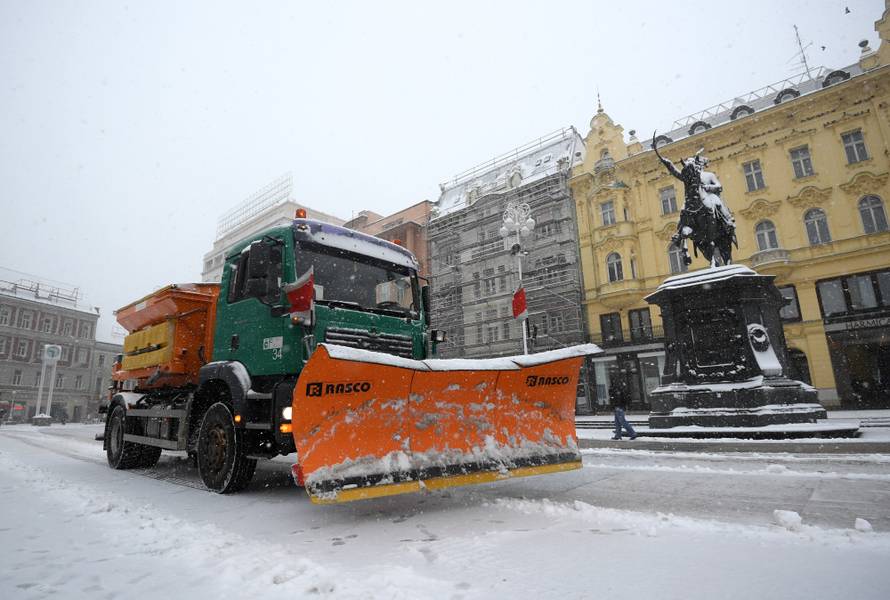 HGSS nepokretnom muškarcu kod Gračaca donio hranu i drva