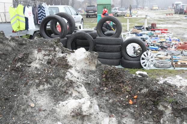 Koprivnica: Zimski uvjeti smanjili broj prodavača na koprivničkom buvljaku
