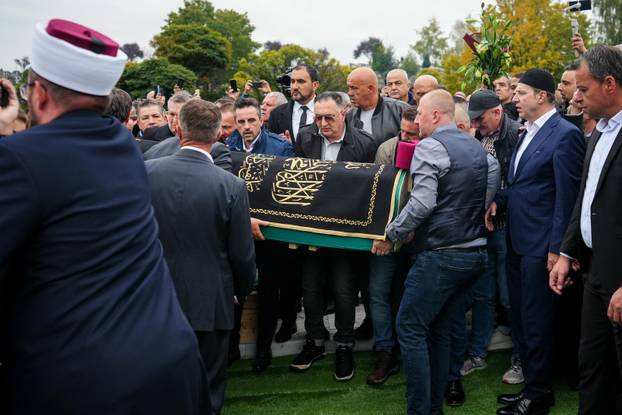 Sarajevo: Posljednji ispraćaj Halida Bešlića na gradskom groblju Bare
