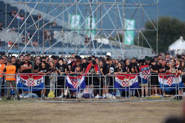 Sinj: Thompsonovi obožavatelji čekaju početak koncerta na hipodromu