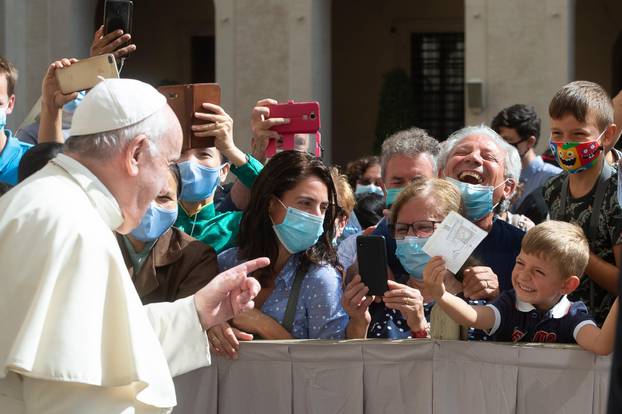 Papa presretan na prvoj javnoj audijenciji u šest mjeseci, molio za Libanon