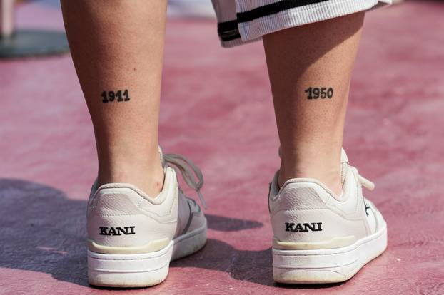 Split: Navijači Hajduka fotografiraju se s peharom Rabuzinovo sunce