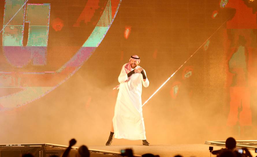 Ma može on i kao kečer: Fury u debiju nokautirao Strowmana