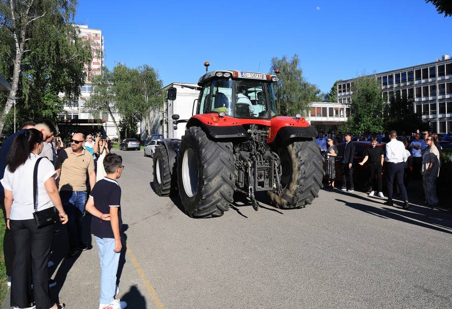24sata Rugvica: Maturant iz Ježeva, traktorom do Građevinske škole na maturalnu večer
