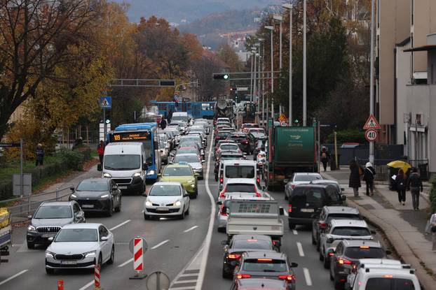 Zagreb: Velike gužve zbog zatvaranja prometnica u blizini zgrade Vjesnika