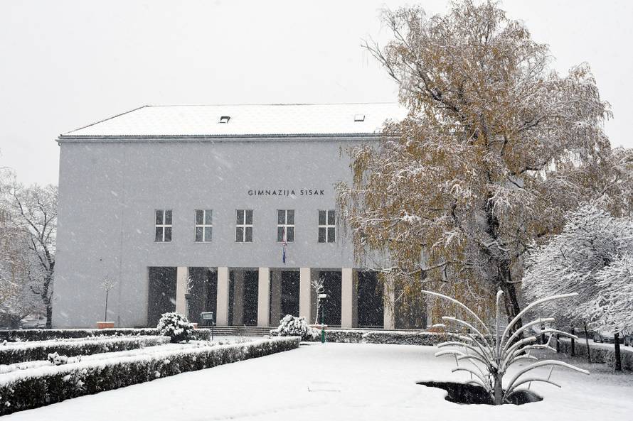 Sisak: Snijeg koji pada cijelo prijepodne zabijelio grad