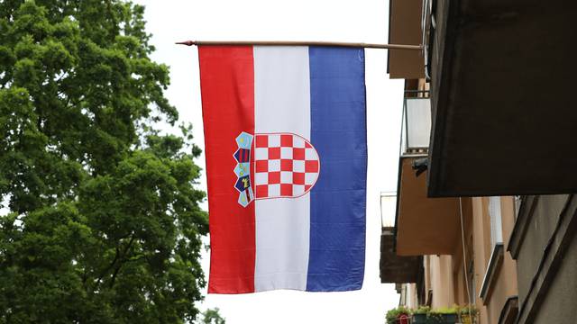 Na današnji dan 1990. službeno je usvojena zastava Republike Hrvatske