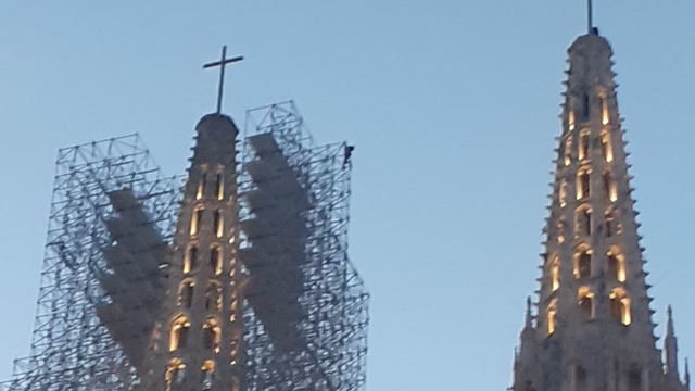 Suludo i opasno: Mladići se popeli na vrh katedrale, radili selfije, intervenirala i policija