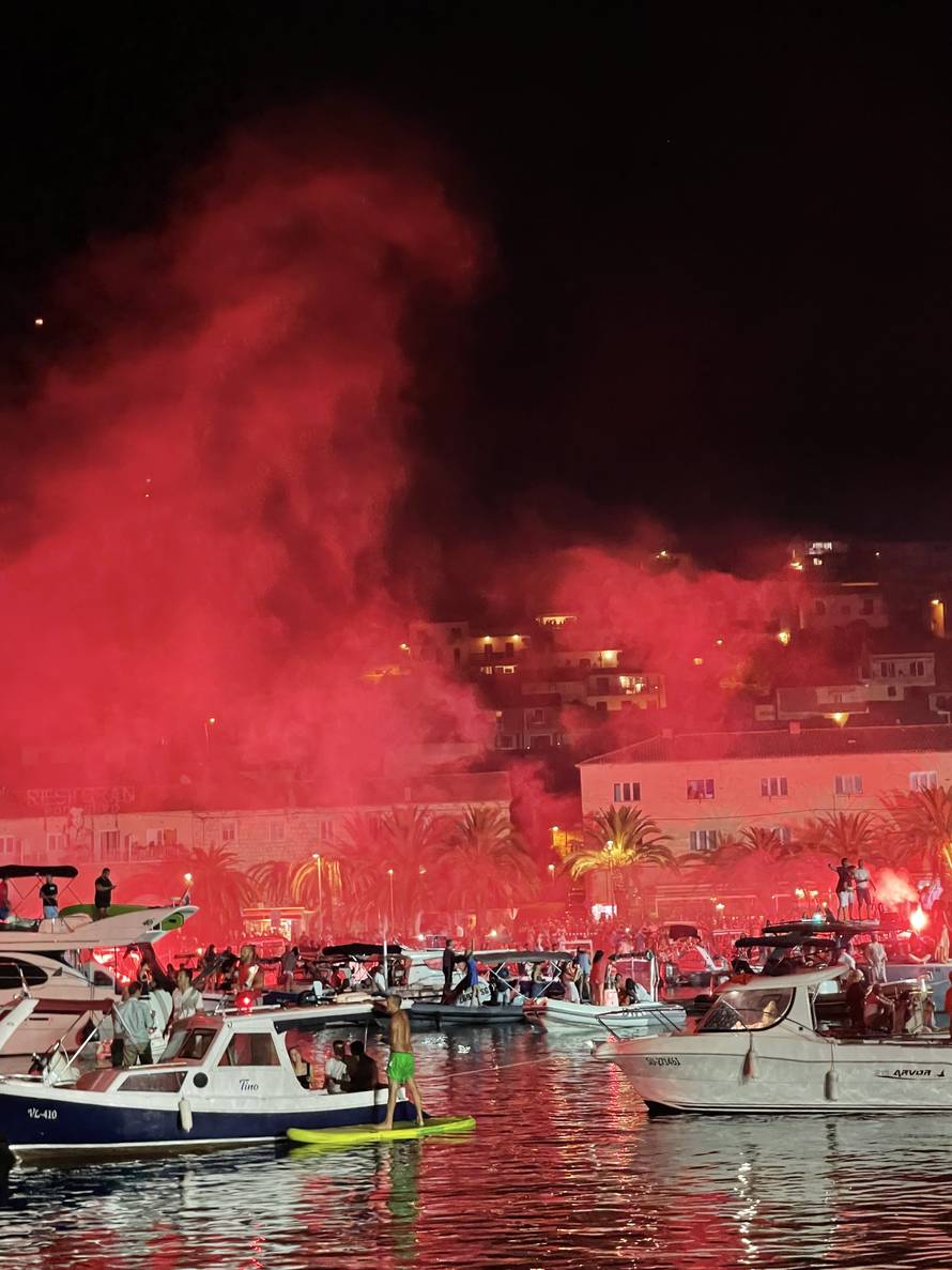 FOTO Pogledajte spektakl: Vela Luka u glas pjevala Oliverove hitove, baklje gorjele s brodica