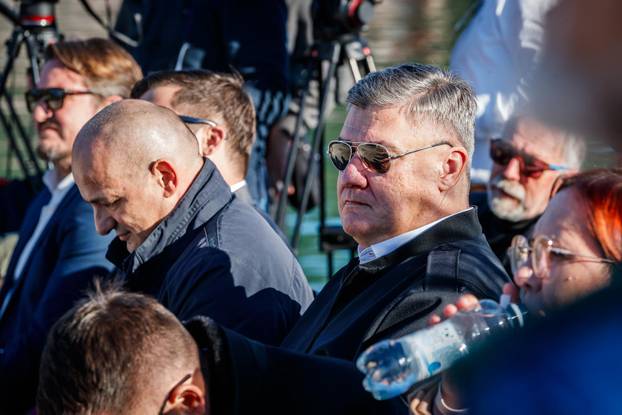 Drvenik Veli: Predsjednik Zoran Milanović položio je vjenac na spomen obilježju “Majka Domovina”