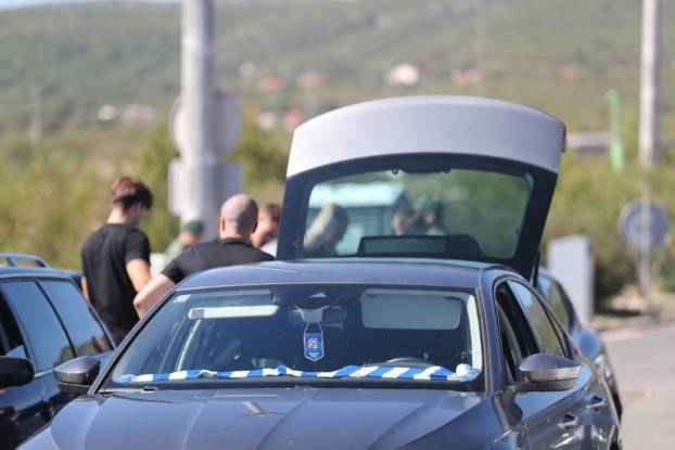 Okupljanje navijača Dinamana izlazu s A1 kod Dugopolja