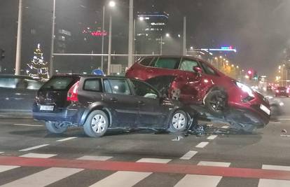 VIDEO Sudar dva automobila na križanju u Zagrebu stvorio gužvu, nema ozlijeđenih