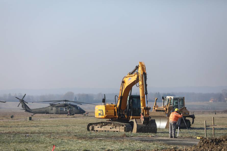 Zagreb: Ministar Banožić u Lučkom obišao radove na hangarima za helikoptere Blackhawk