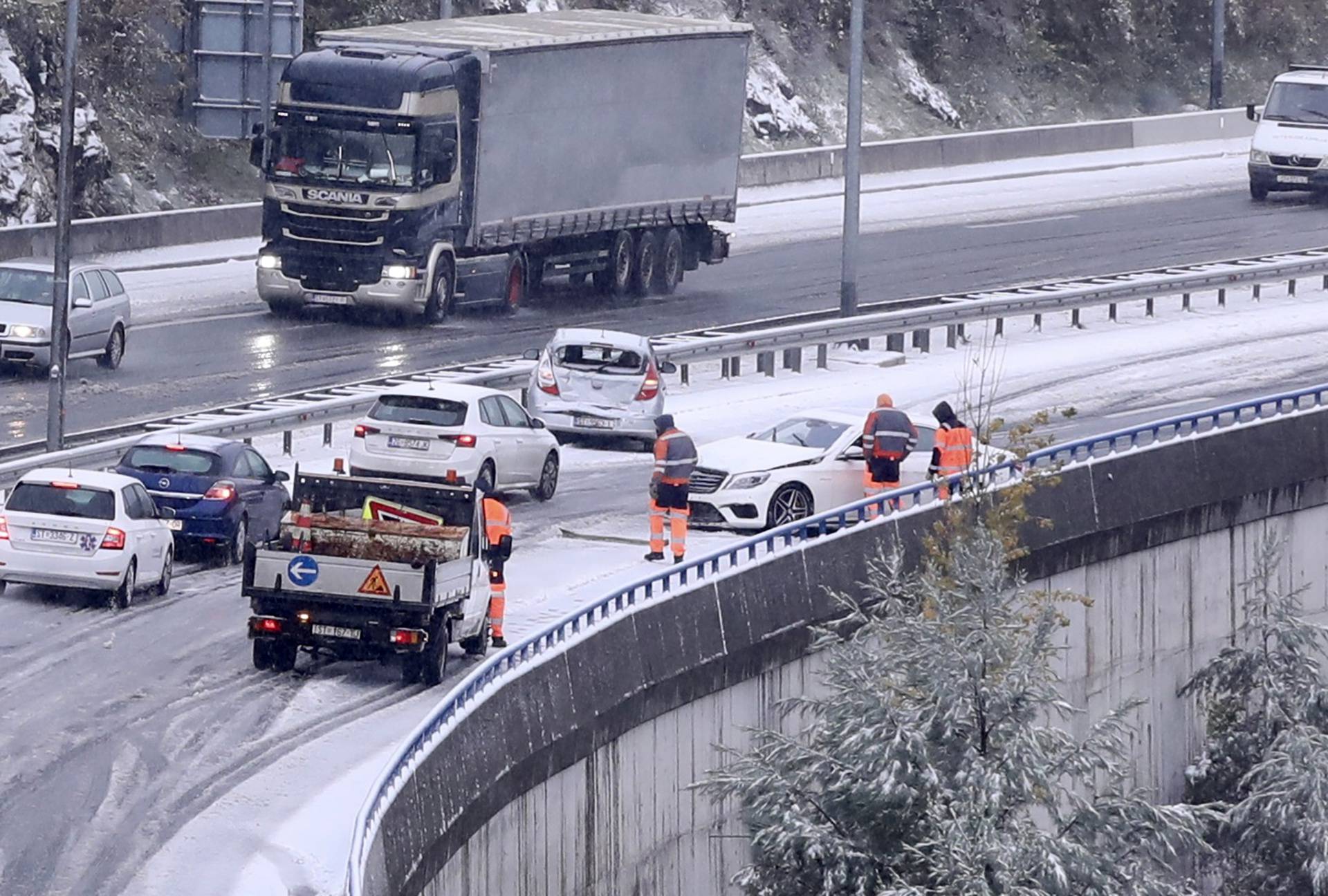 Klis: Zbog snijega na cesti došlo je i do prometne nezgode