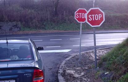 Dva znaka 'stop' postavili na metar jedan od drugog