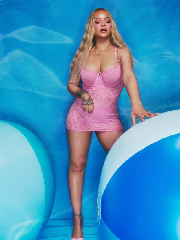 FOTO RiRi u čipki izbacila guzu, fanovima prekipjelo: 'Dosta, vrijeme je za novi album!'