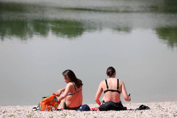 Zagreb: Građani osvježenje od vrućina potražili na jezeru Bundek