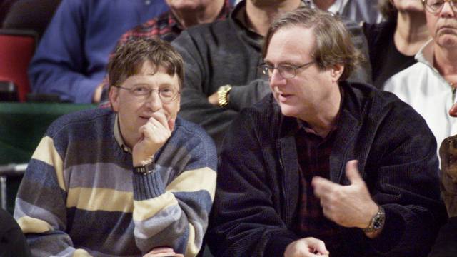 FILE PHOTO: MICROSOFT COFOUNDERS BILL GATES AND PAUL ALLEN WATCH BLAZERS PLAYSONICS.