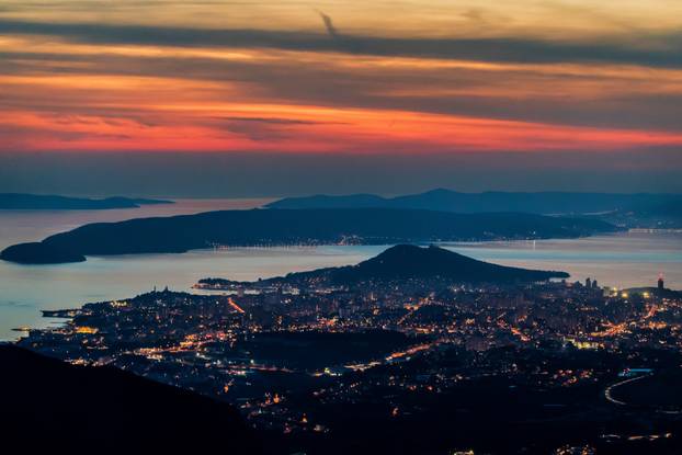 Gornje Sitno, Mosor: Pogled na Split u suton