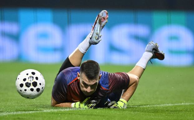 Zagrijavanje nogometaša Hrvatske i Crne Gore uoči početka kvalifikacijske utakmice za Svjetsko prvenstvo