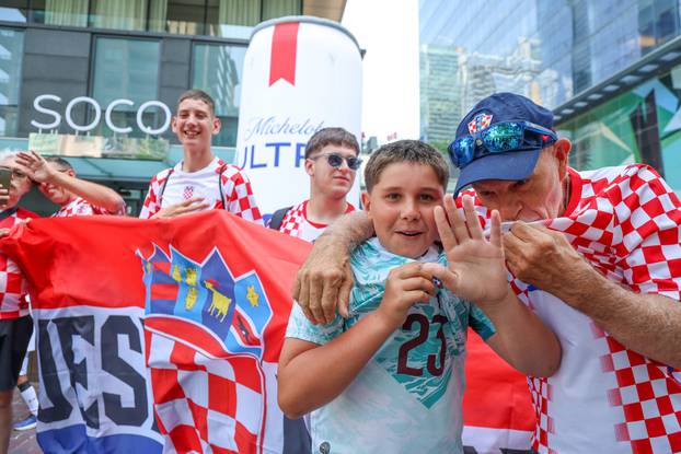 SP 2026 Toronto: Ispred Hotela Delta zajedničko fotografiranje odradili su hrvatski i portugalski navijači