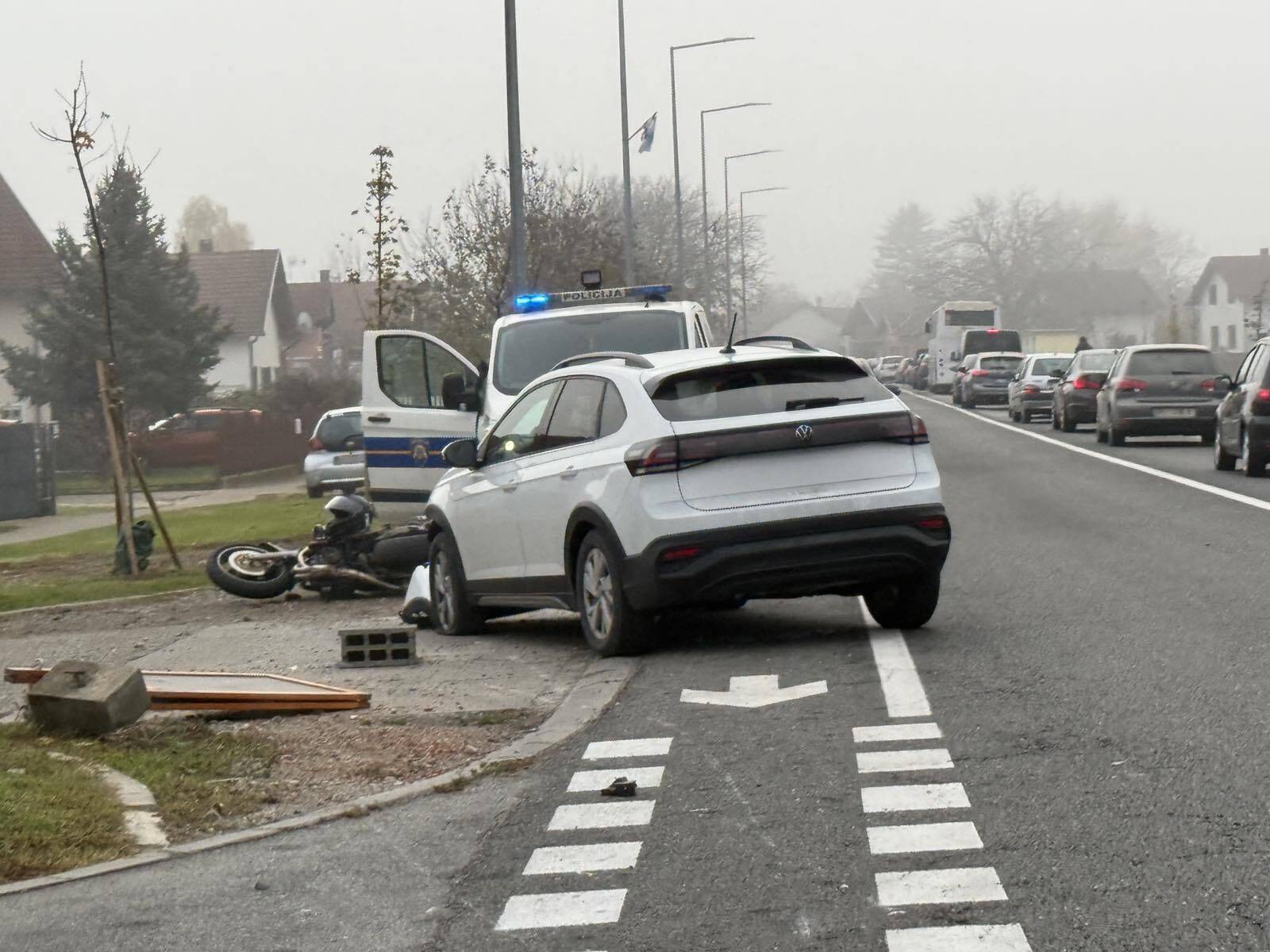 FOTO Autom naletio na motor u Vukovaru: Ozlijeđen motociklist