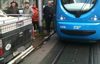 Neodgovorni vozač blokirao je nakratko tramvajski promet