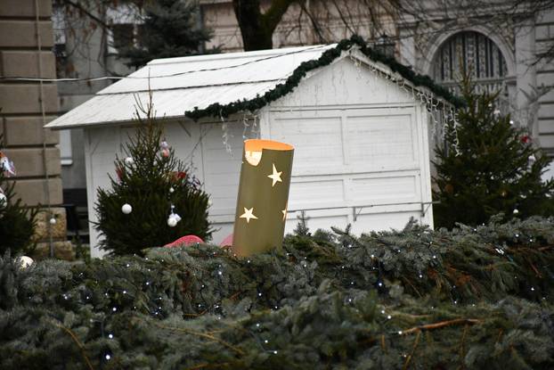 Slavonski Brod: U središtu grada počelo uklanjanje blagdanskih dekoracija i adventskih kućica