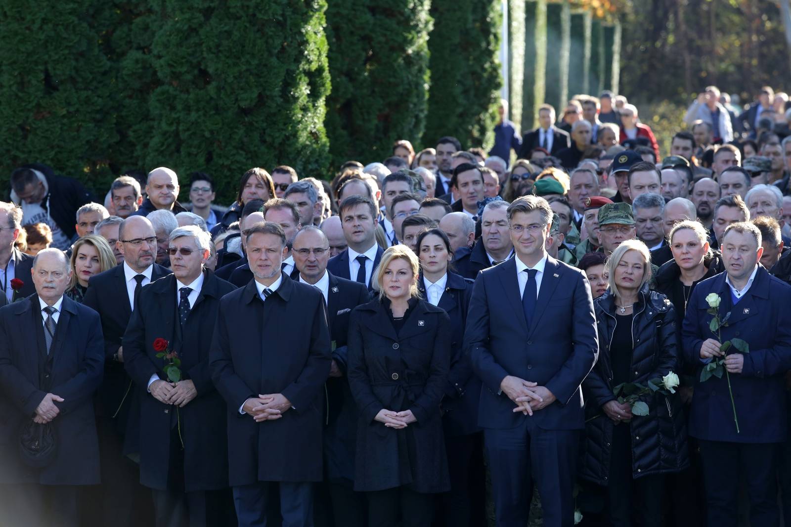 Vukovar: Brojna izaslanstva na Memorijalnom groblju položila vijence za poginule