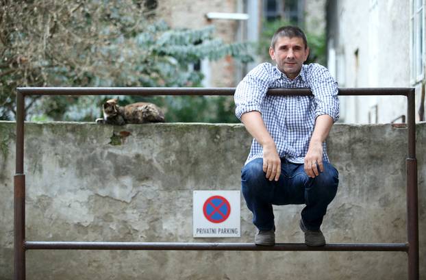 Zagreb: Performer Siniša Labrovi?