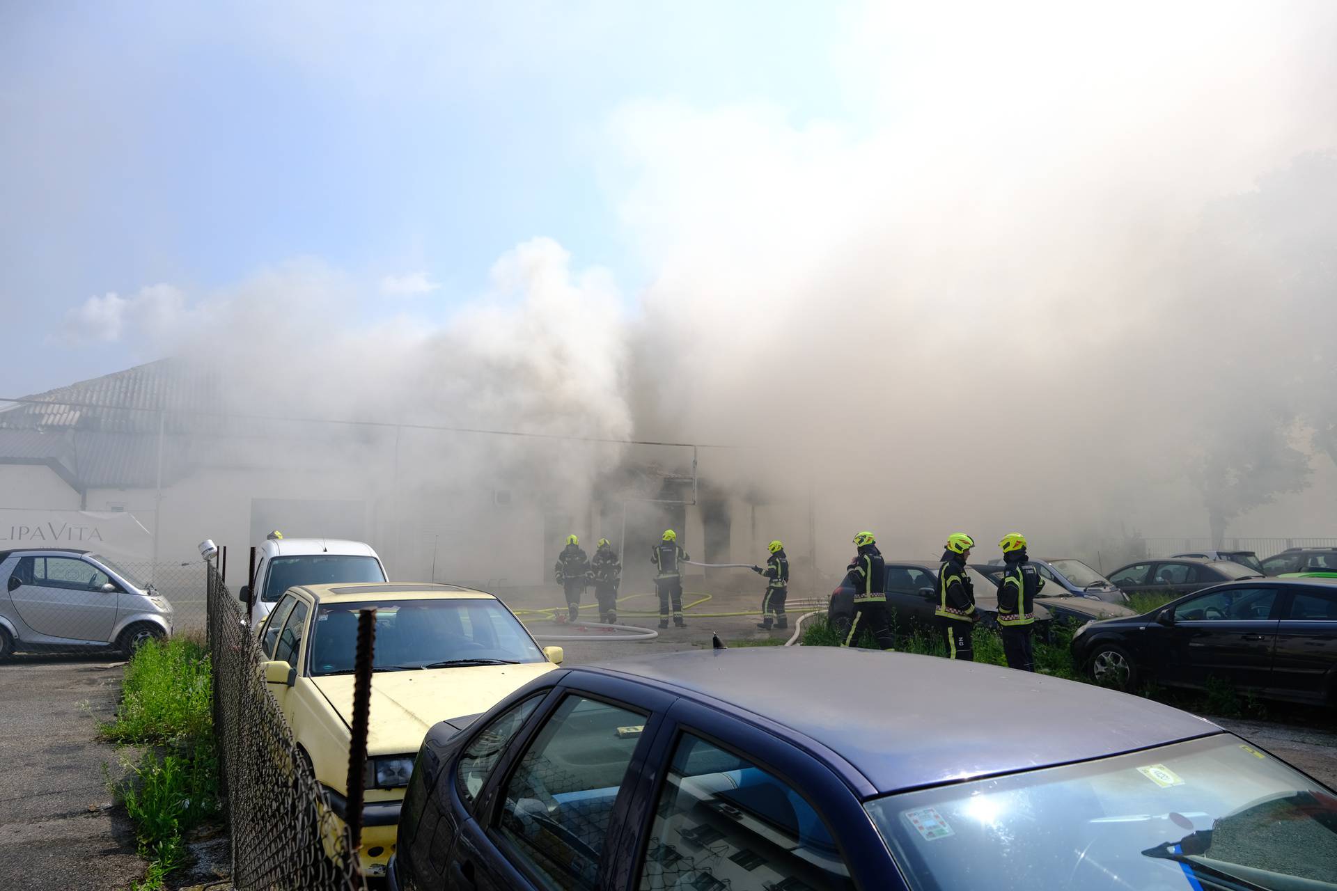 FOTO Velik broj vatrogasaca borio se s buktinjom na Krugama, lokalizirali su požar