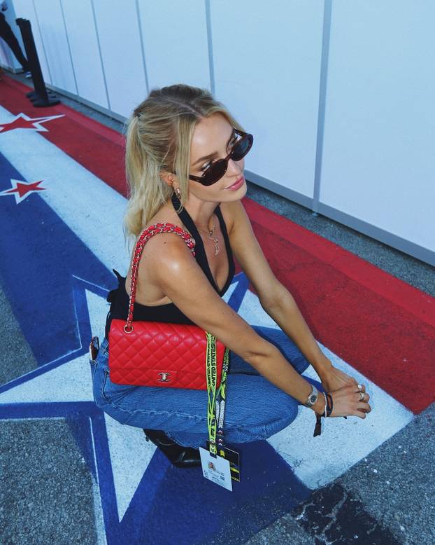 FOTO Zamamna plavuša plijeni pozornost gdje god se pojavi! Surađivala je i s Netflixom