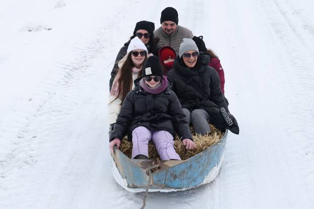 Karadžićevo: Vožnja čamcem po snježnim poljima