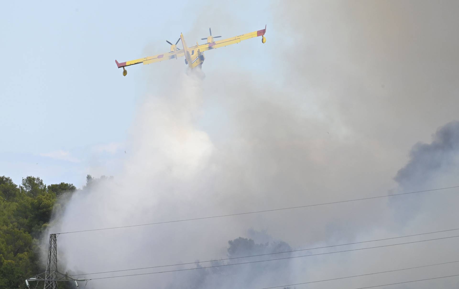 U naselju Valdebek u Puli ponovno je izbio veliki požar, gašenju se pridružio kanader