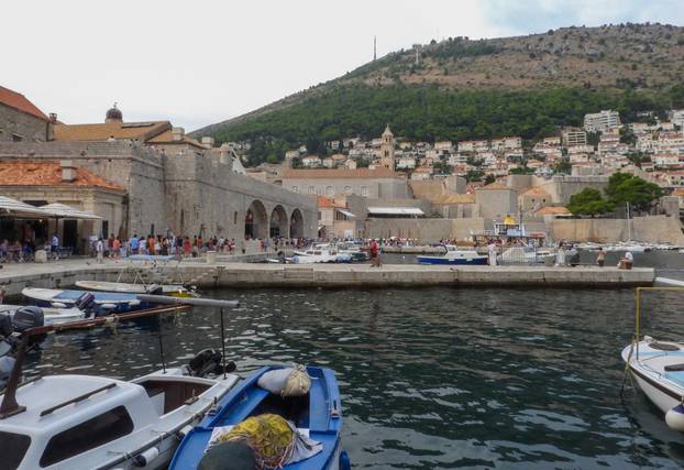 Dubrovnik ljeti, tisuće posjetitelja, ali i bogata ponuda za svakoga