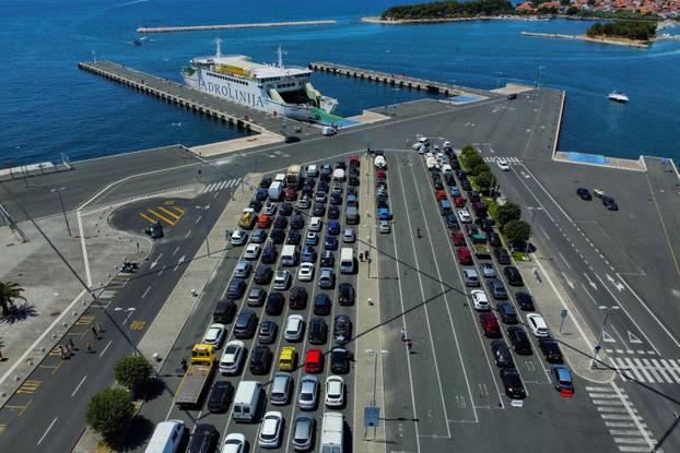 Zadar: Pogled iz zraka na gužvu u trajektnoj luci Gaženica